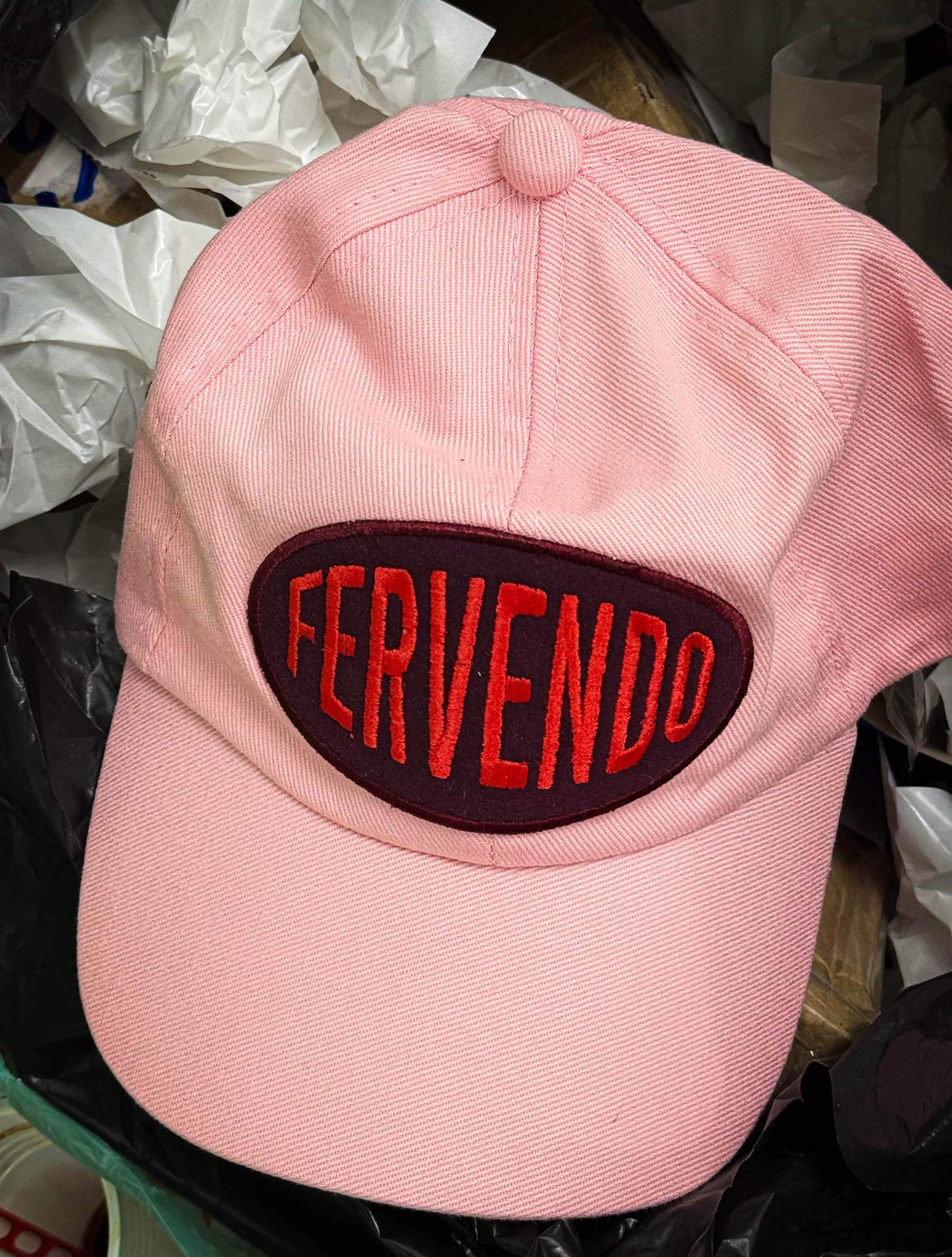Boné com Patch Bordado Fervendo Rosa