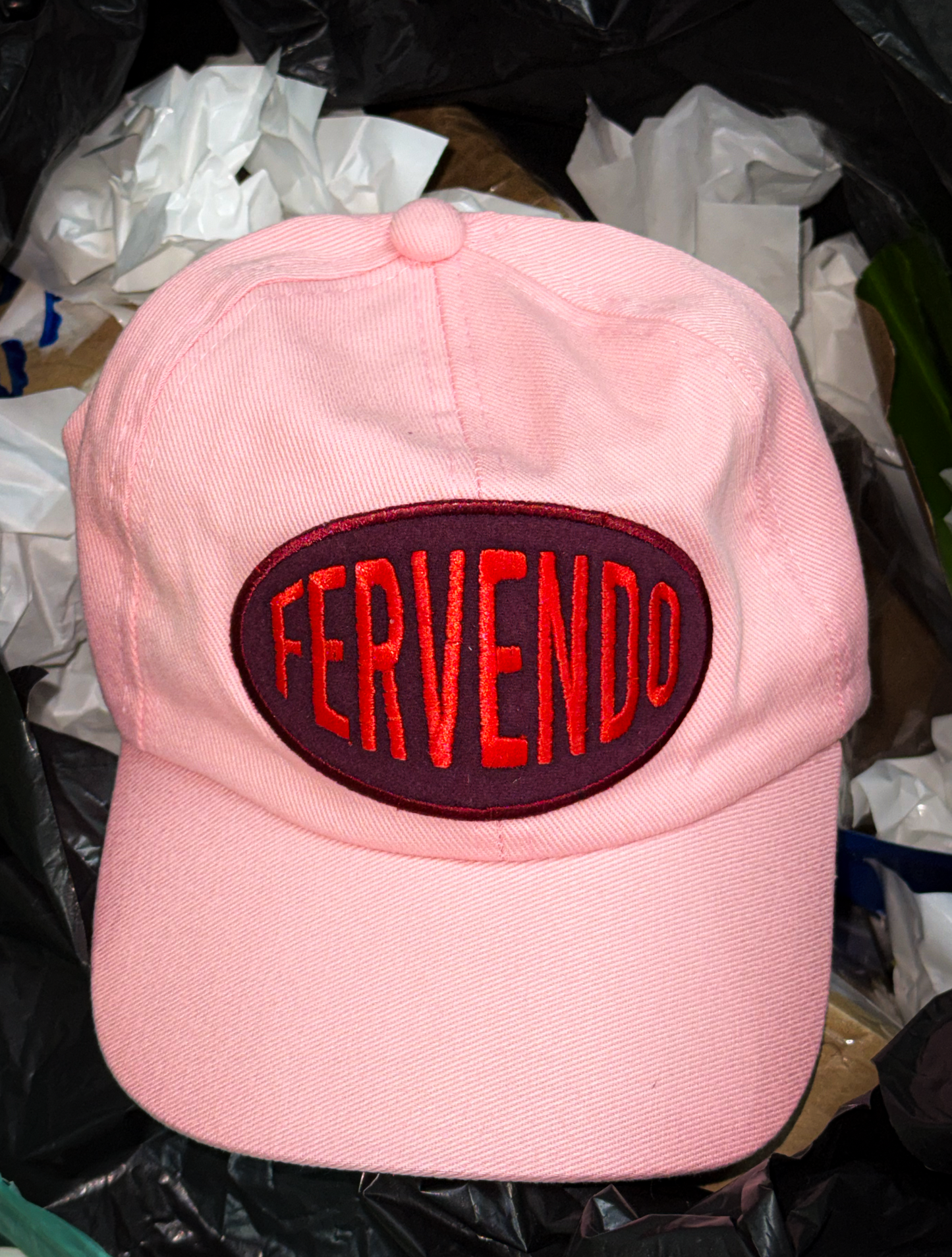 Boné com Patch Bordado Fervendo Rosa