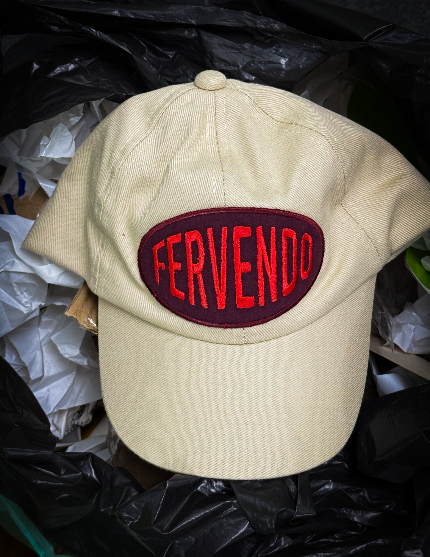 Boné com Patch Bordado Fervendo Creme