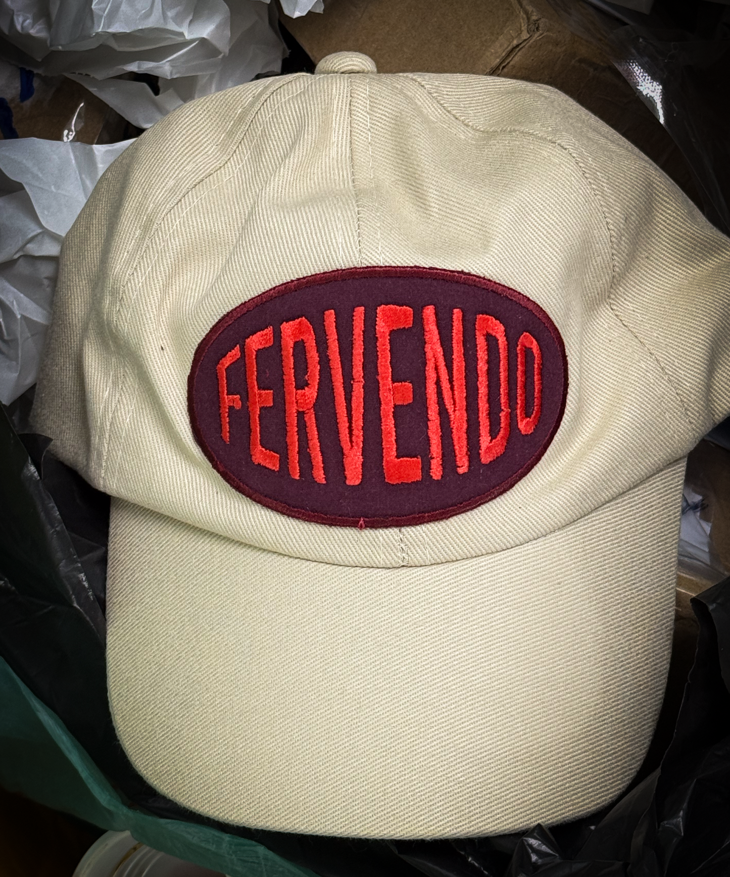 Boné com Patch Bordado Fervendo Creme