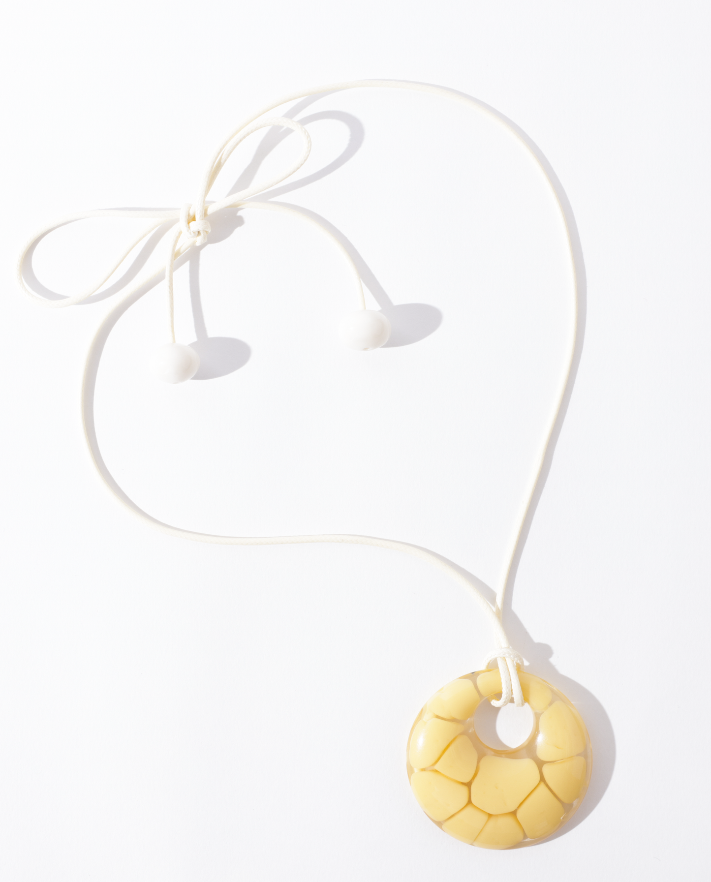 Colar rachadura branco e amarelo