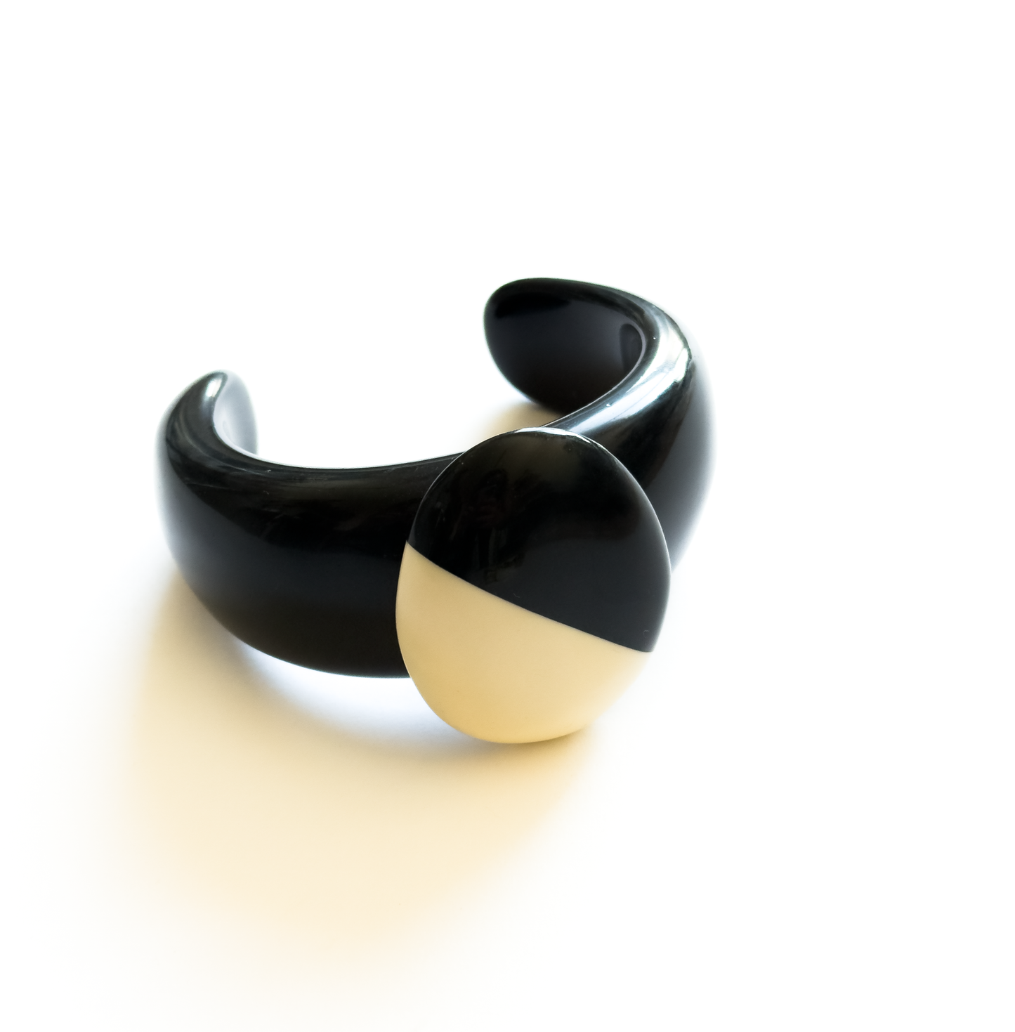 Pulseira bracelete de resina P&B dominó