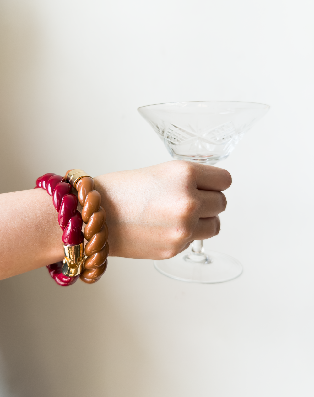 Pulseira bracelete trançado de resina vermelho com dourado