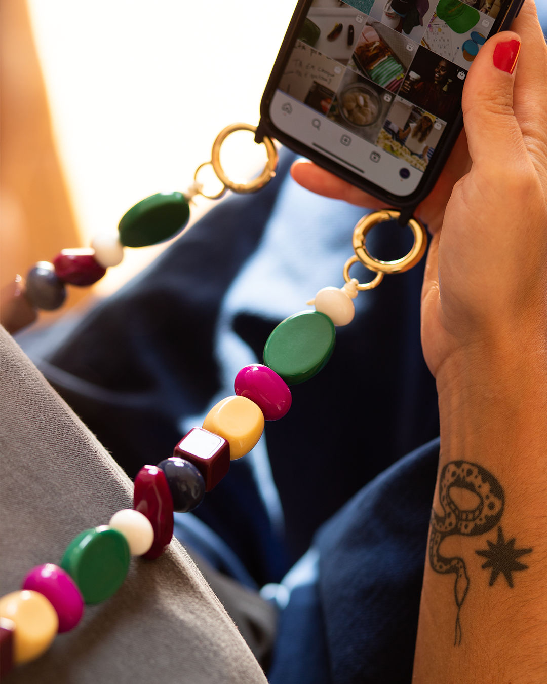 Capinha de celular azul marinho com corda de pedras