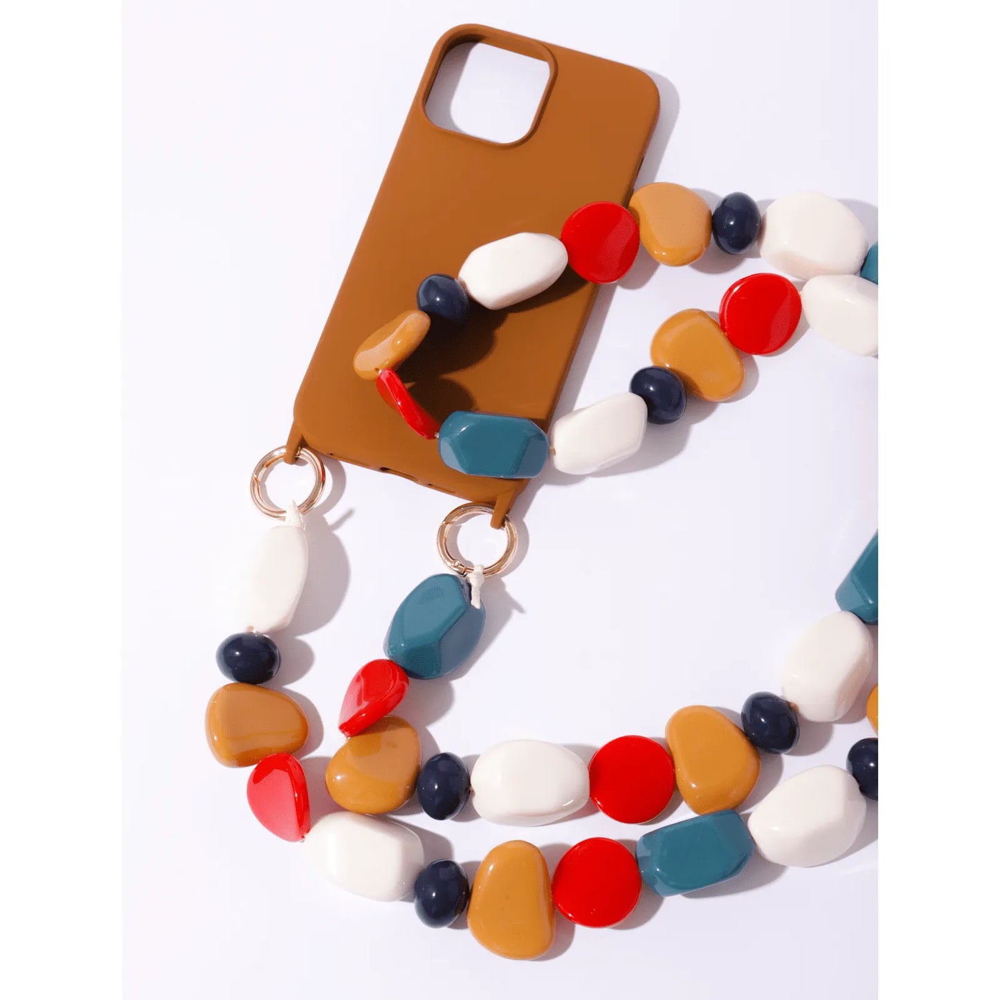 Capinha de celular caramelo com corda de pedras azul, branco e mostarda