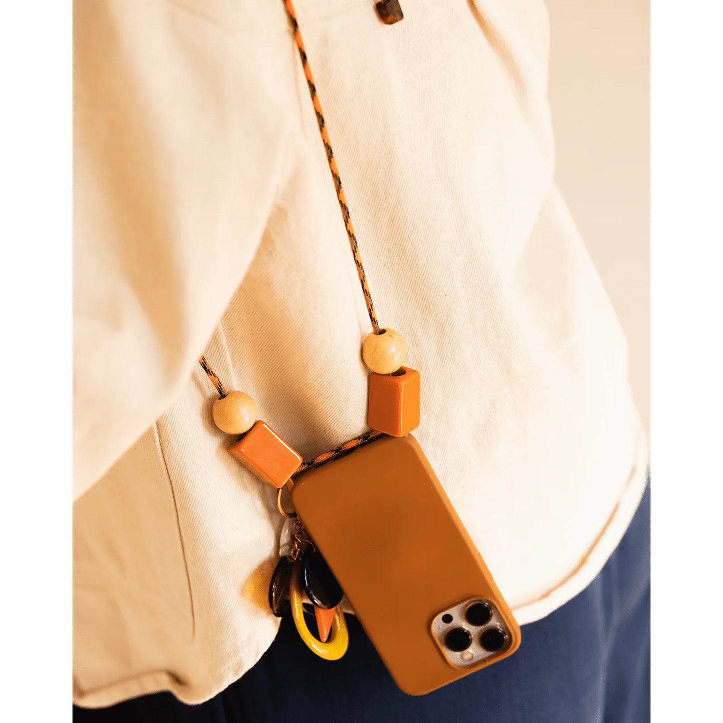 Capinha de celular caramelo com cordinha laranja + chaveiro