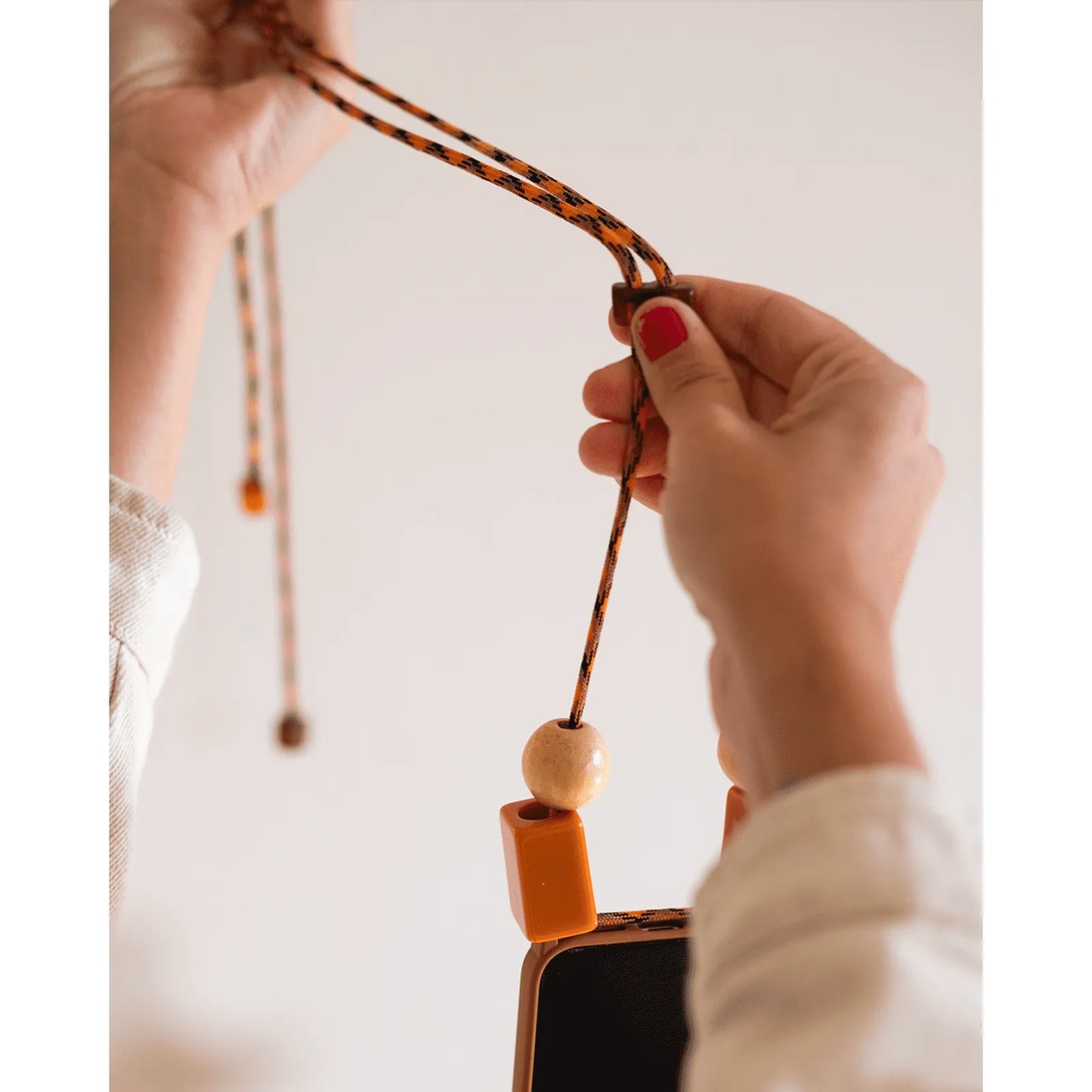 Capinha de celular caramelo com cordinha laranja + chaveiro