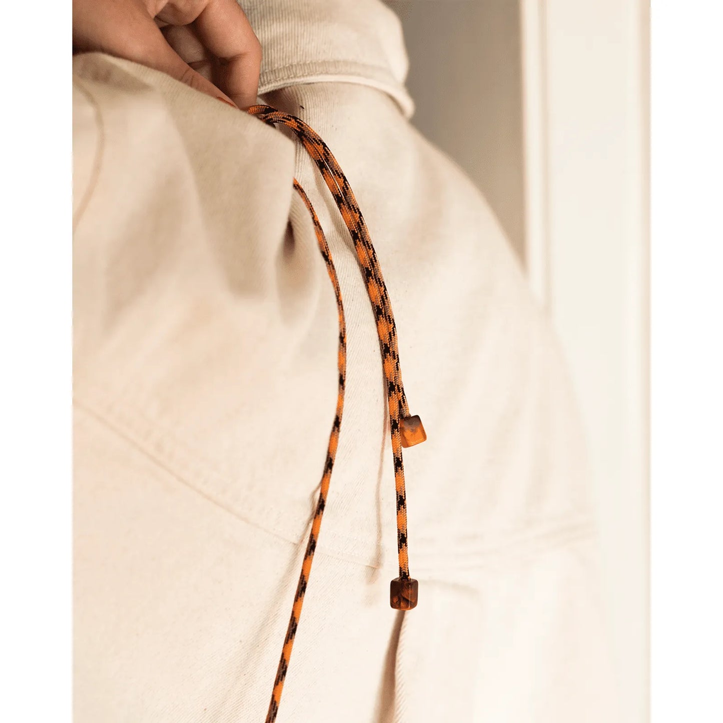 Capinha de celular caramelo com cordinha laranja + chaveiro