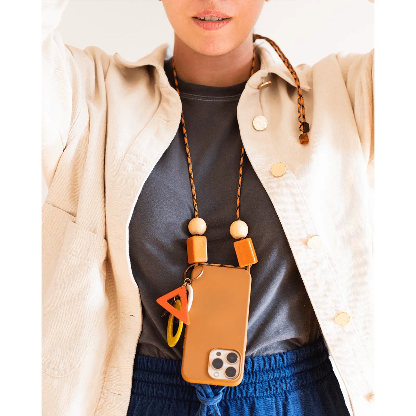 Capinha de celular caramelo com cordinha laranja + chaveiro
