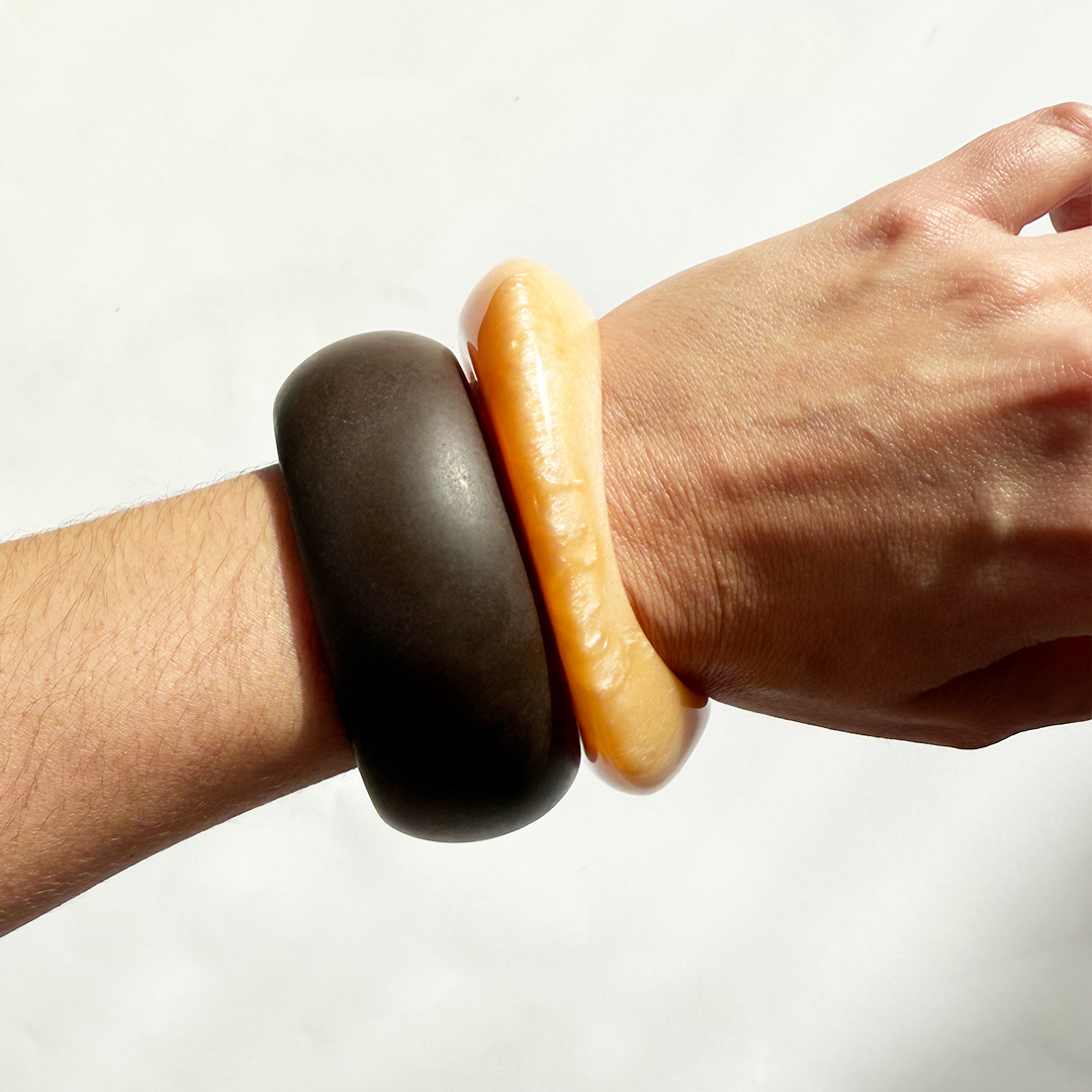 Pulseira bracelete de resina marrom grossa