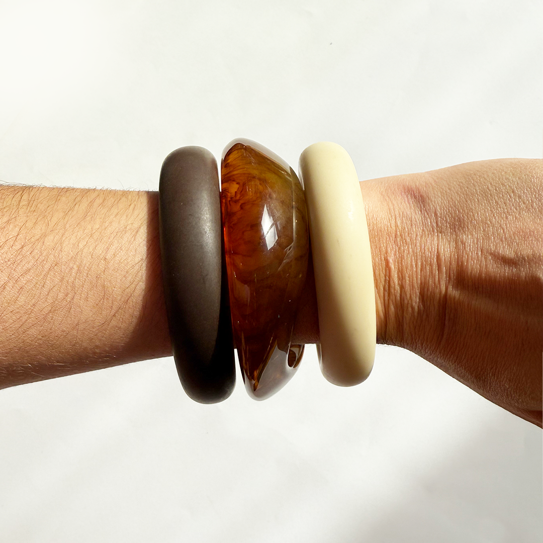 Pulseira bracelete de resina creme fino
