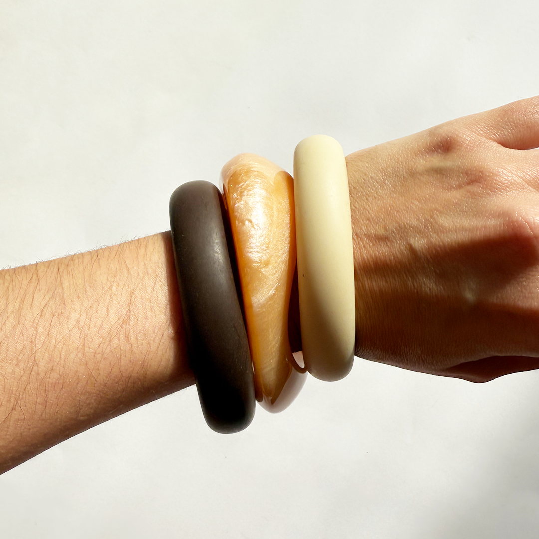Pulseira bracelete de resina creme fino
