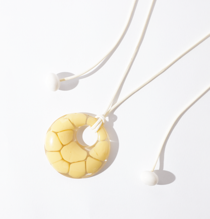 Colar rachadura branco e amarelo