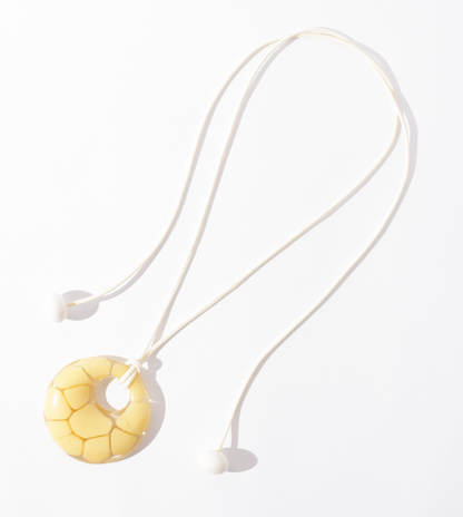Colar rachadura branco e amarelo