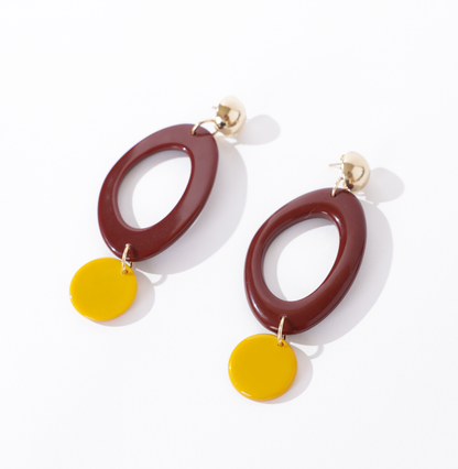 Brinco penduricalho dourado, bordô e amarelo