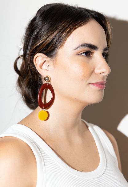 Brinco penduricalho dourado, bordô e amarelo