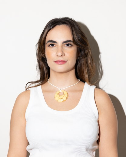 Colar rachadura branco e amarelo