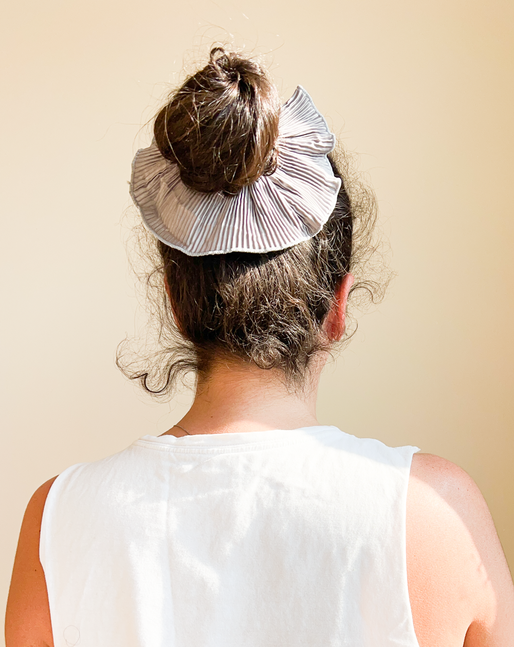 Elástico de cabelo scrunchie plissado cinza