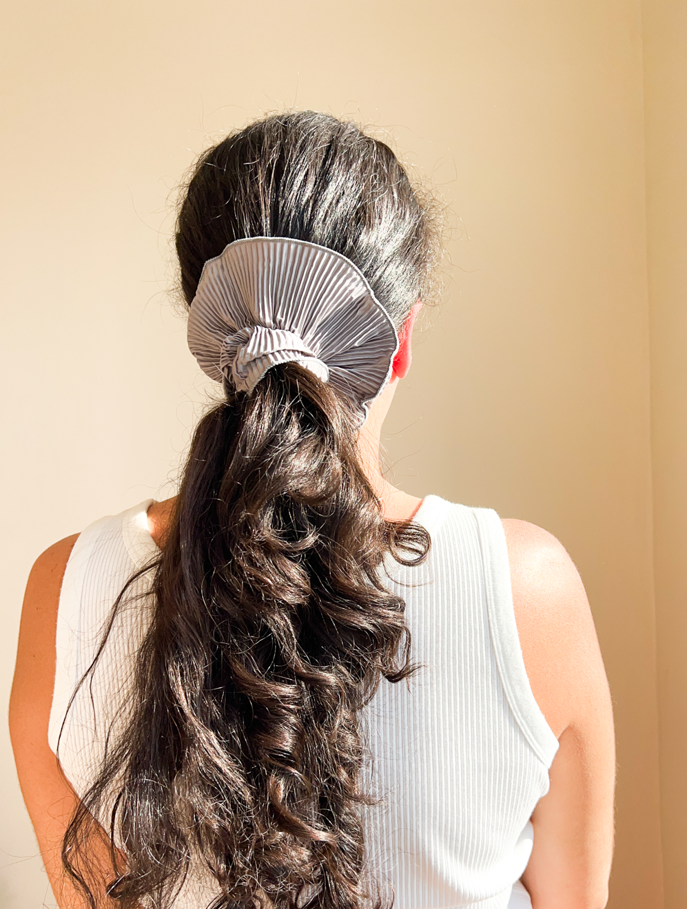 Elástico de cabelo scrunchie plissado cinza