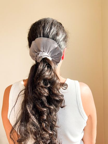 Elástico de cabelo scrunchie plissado cinza