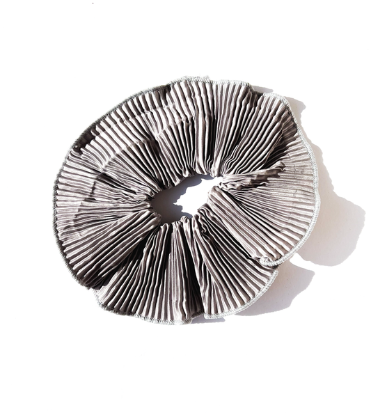 Elástico de cabelo scrunchie plissado cinza