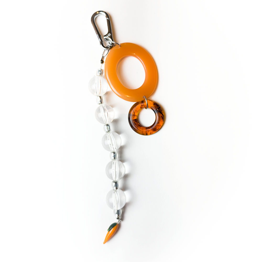 Chaveiro charm pêssego e cenoura