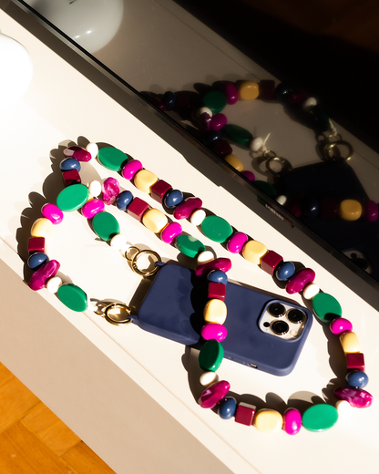 Capinha de celular azul marinho com corda de pedras