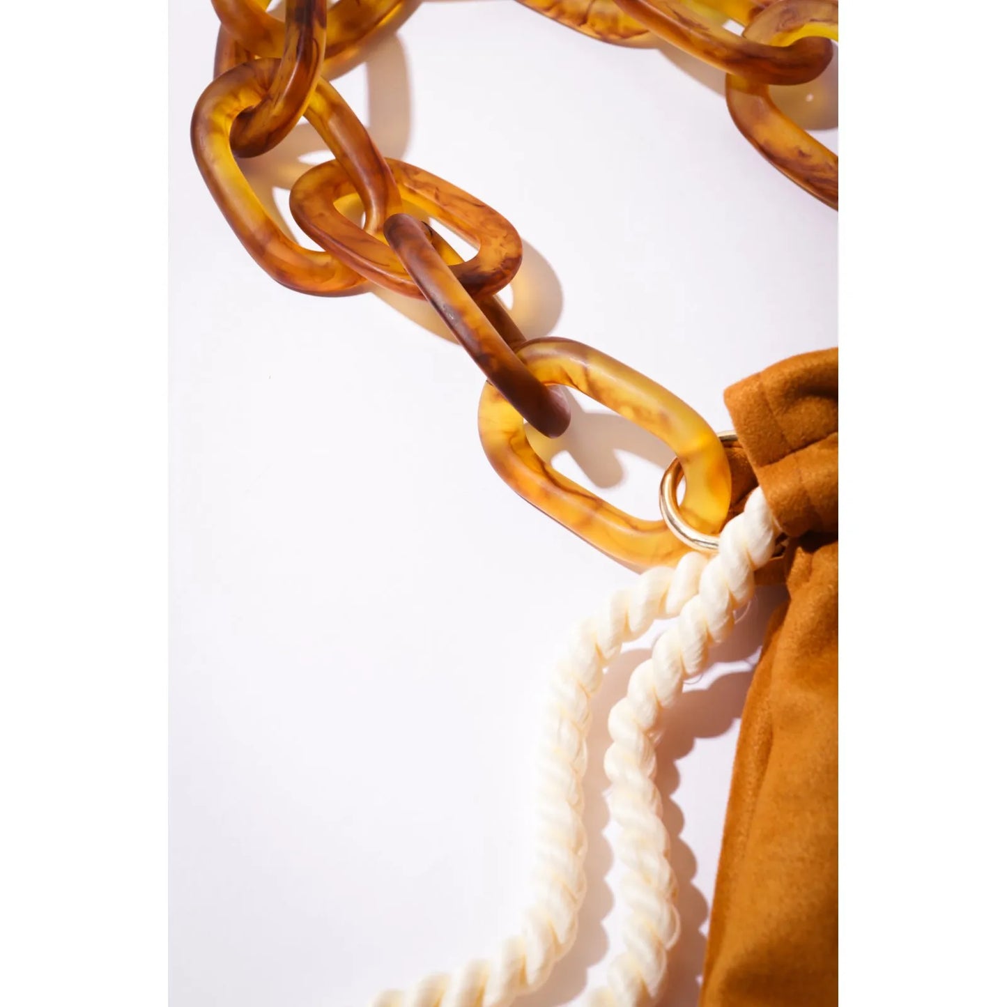 Bolsa crossbody go.out caramelo com alça de corrente