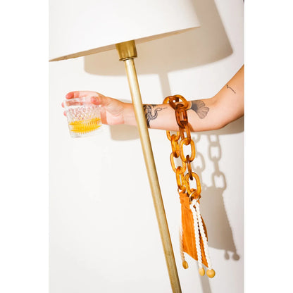 Bolsa crossbody go.out caramelo com alça de corrente