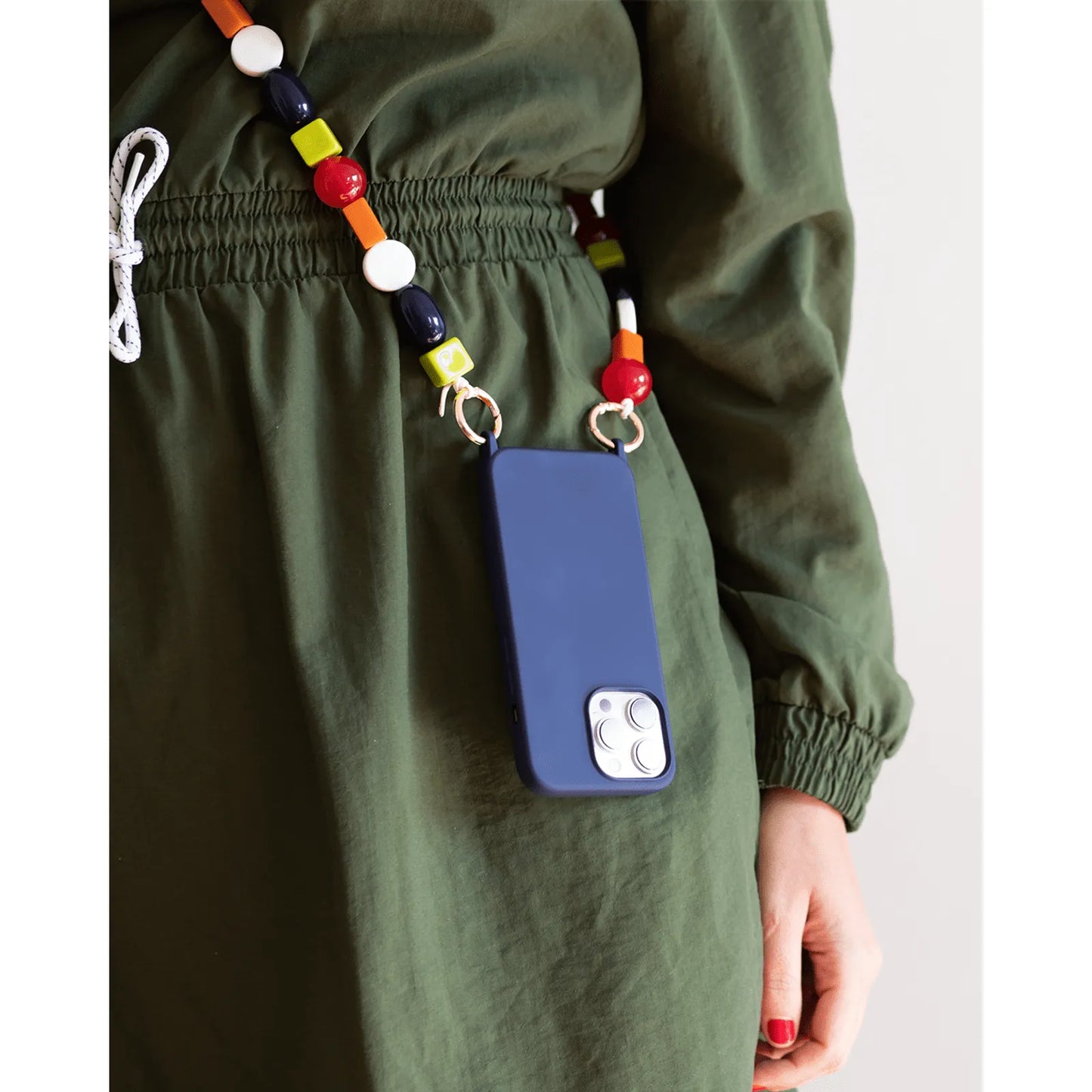 Capinha de celular azul marinho com corda de pedras