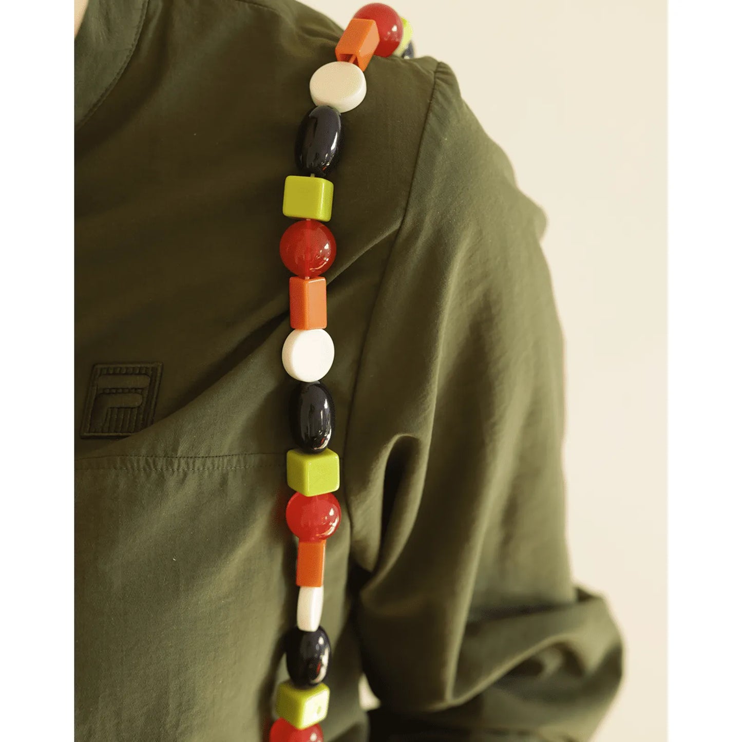 Capinha de celular azul marinho com corda de pedras