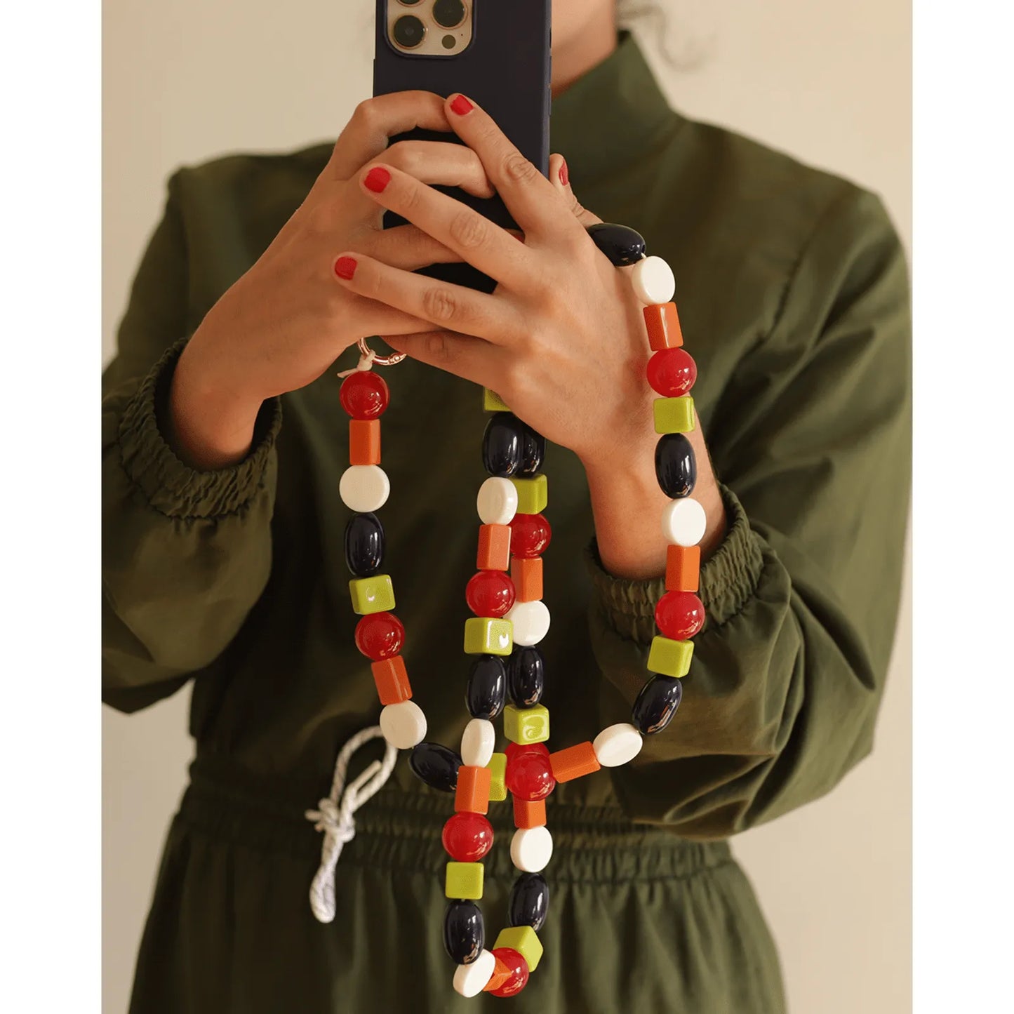 Capinha de celular azul marinho com corda de pedras