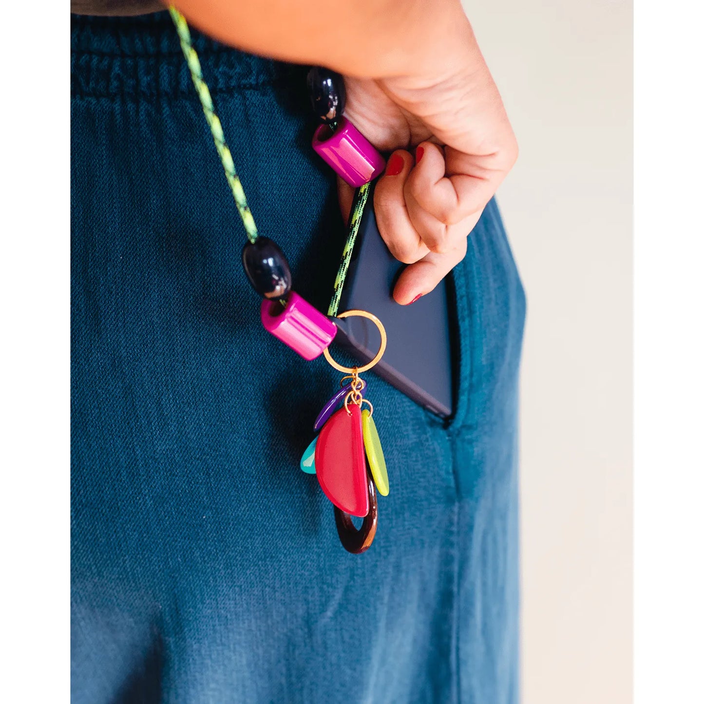 Capinha de celular azul marinho com cordinha verde + chaveiro