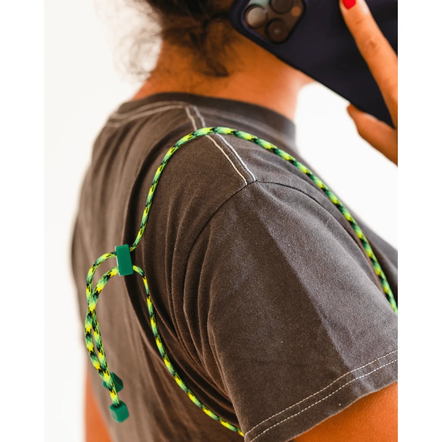 Capinha de celular azul marinho com cordinha verde + chaveiro
