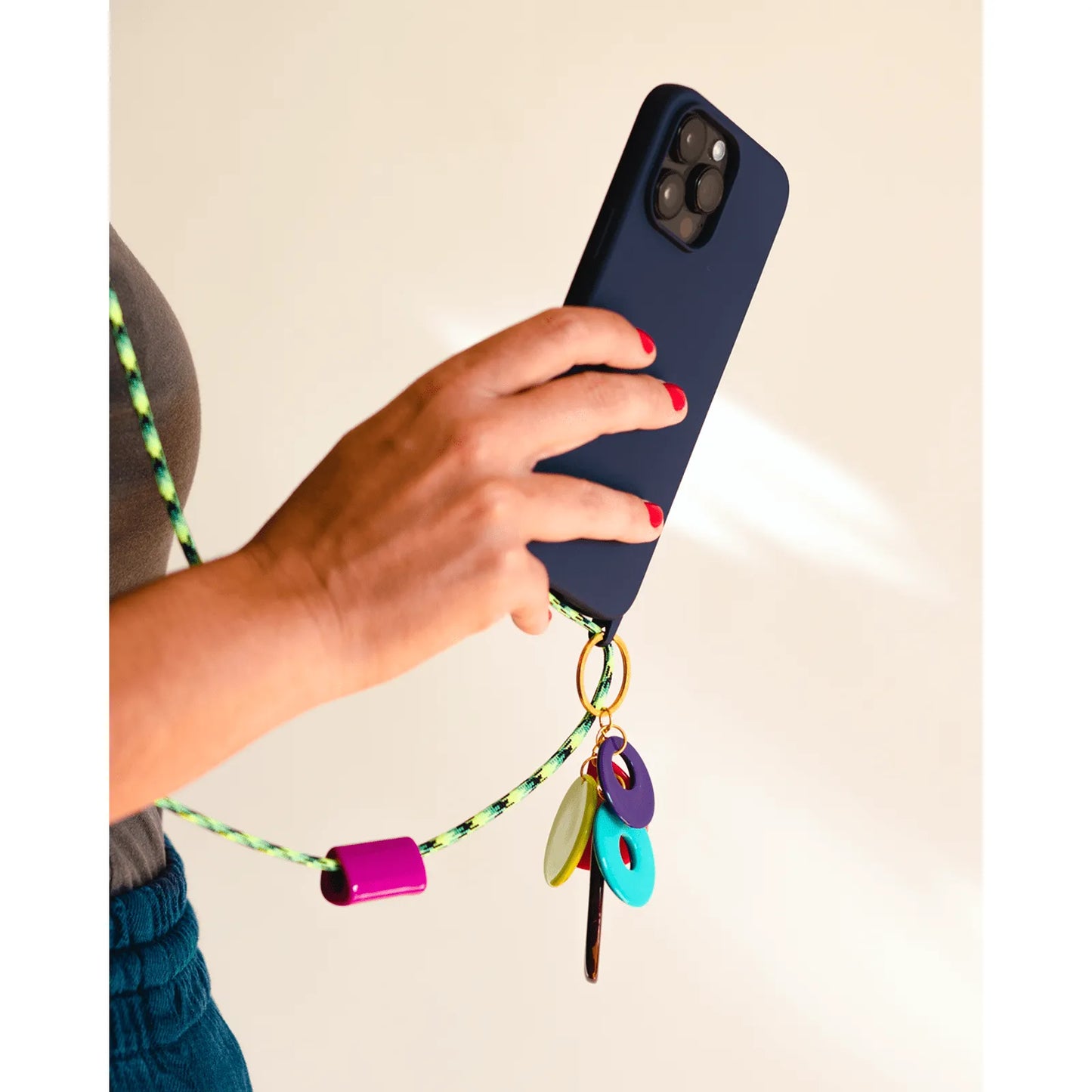 Capinha de celular azul marinho com cordinha verde + chaveiro